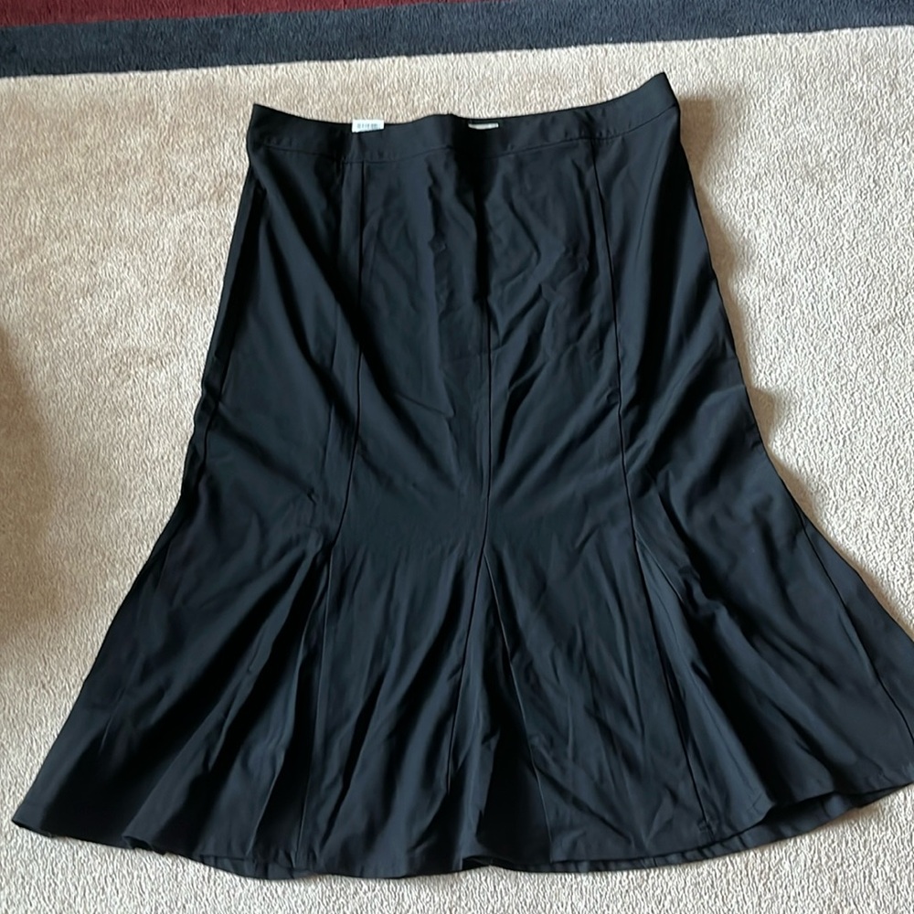 NWT Women black skirt with flutter bottom! Sz. 20 plus.  Zips up back!